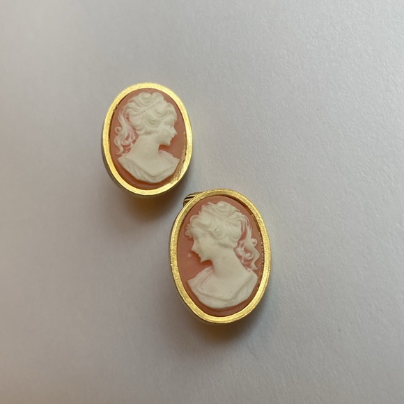 Vintage cameo clip-on earrings - Picture 3 of 10
